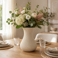 Moderne Designvase mit Spiralstruktur