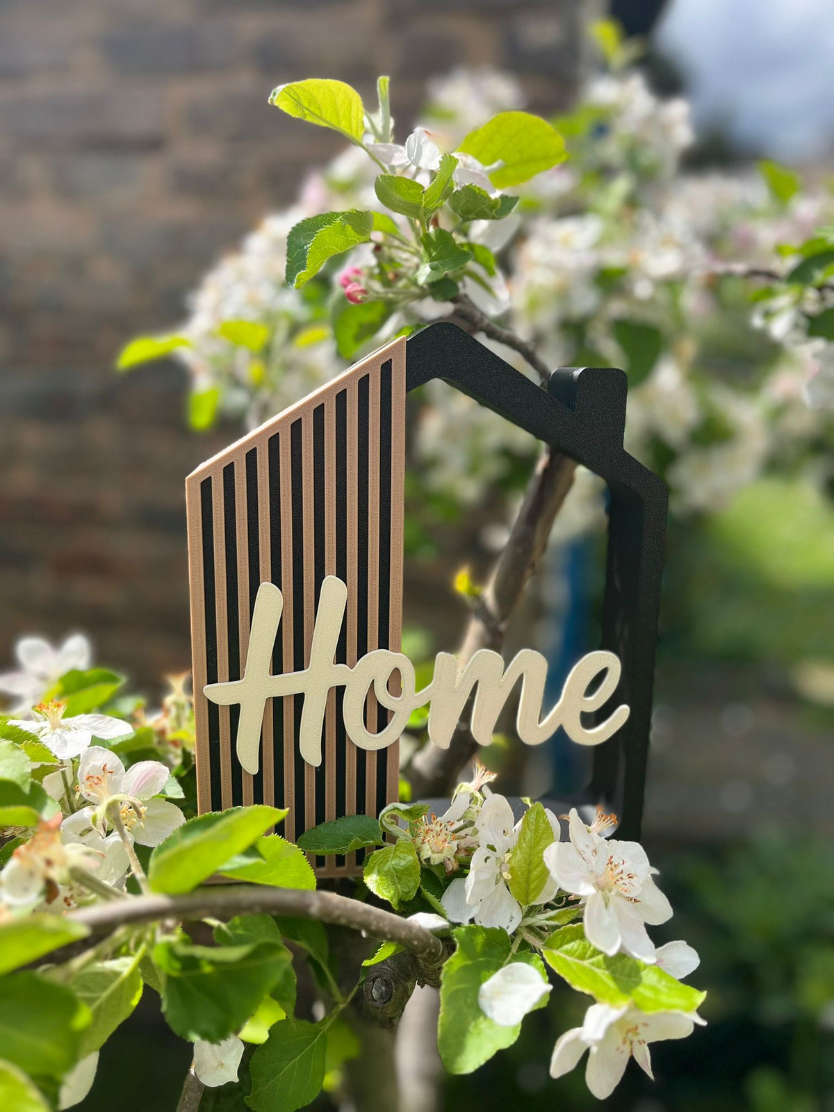 Dekoschild „Home“ im modernen Hausdesign
